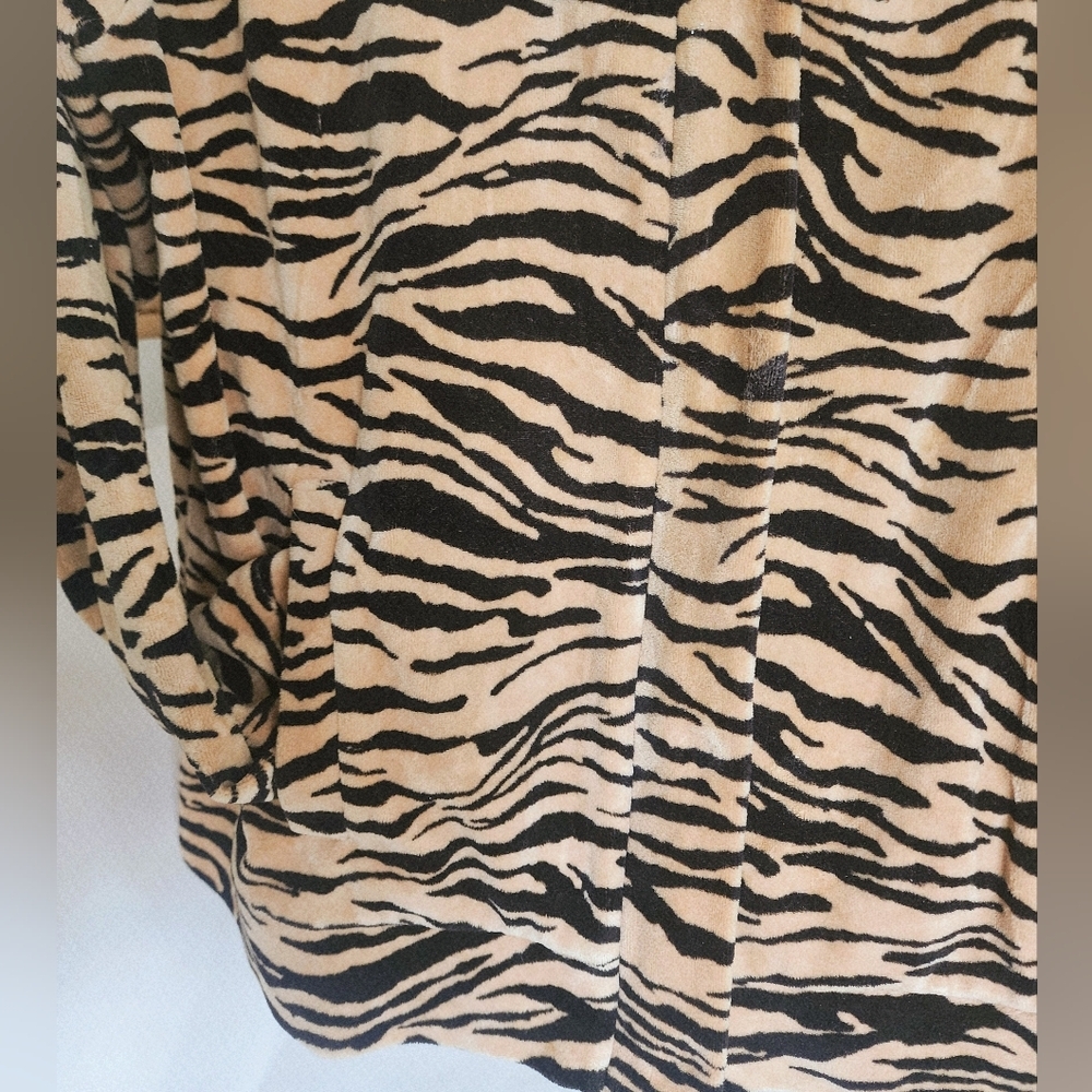 Jones New York Signature Velour Tiger Print Cowl Neck Zip/ Hidden Snap Jacket XL - Picture 4 of 12